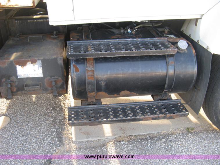 image for item E7940 2004 International 7400 dump truck