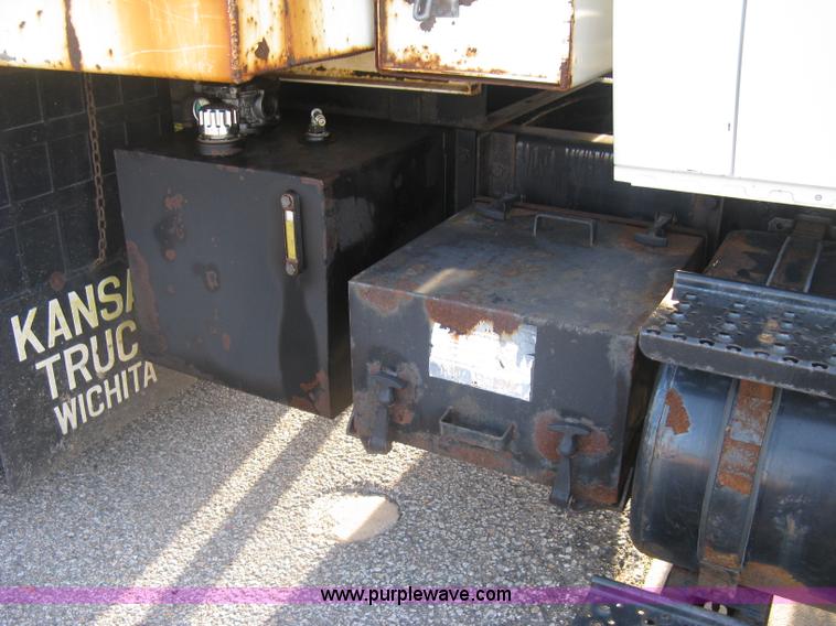 image for item E7940 2004 International 7400 dump truck