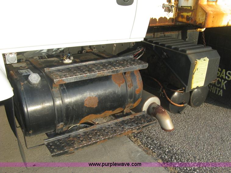 image for item E7940 2004 International 7400 dump truck