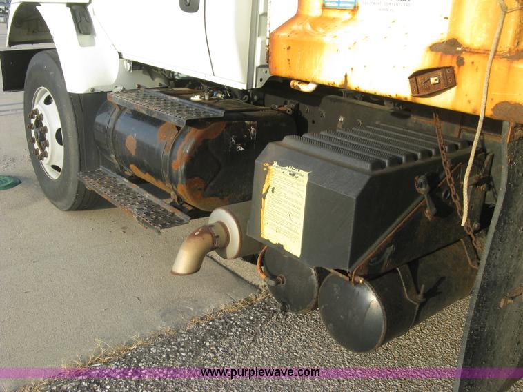 image for item E7940 2004 International 7400 dump truck