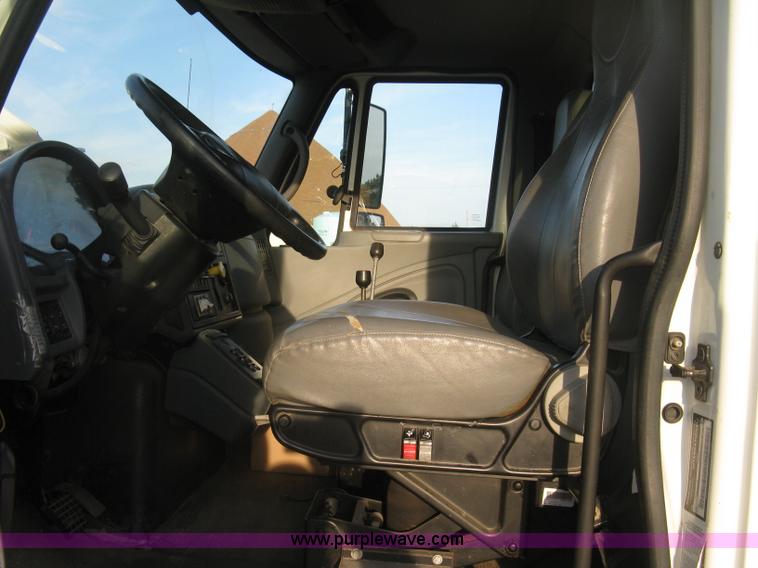 image for item E7940 2004 International 7400 dump truck