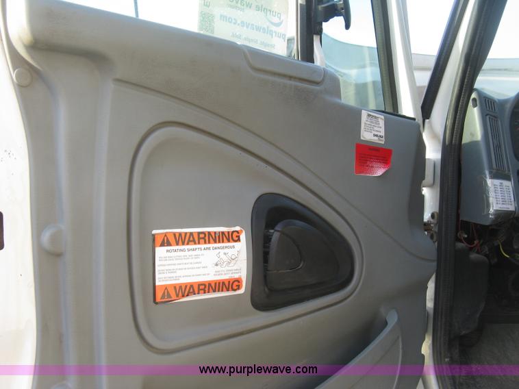 image for item E7940 2004 International 7400 dump truck