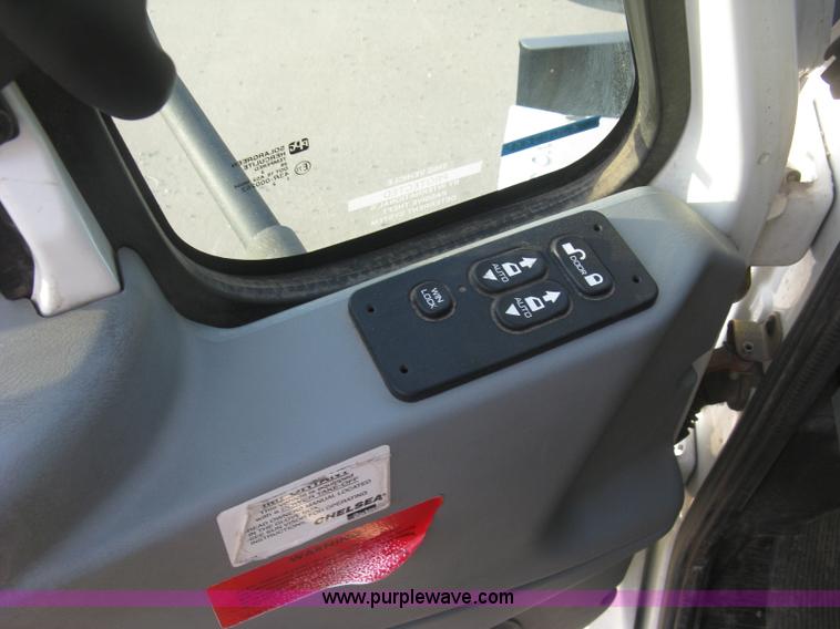 image for item E7940 2004 International 7400 dump truck