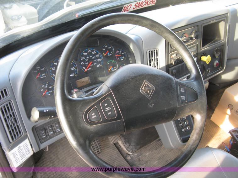 image for item E7940 2004 International 7400 dump truck