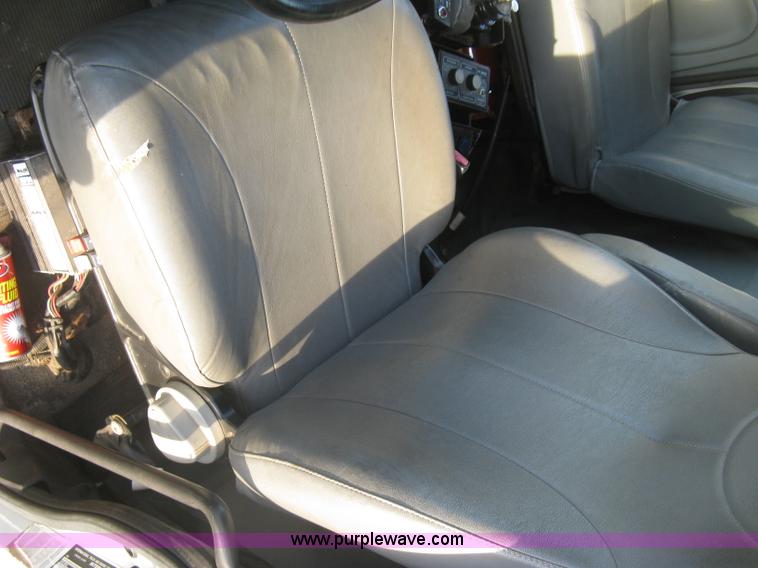 image for item E7940 2004 International 7400 dump truck