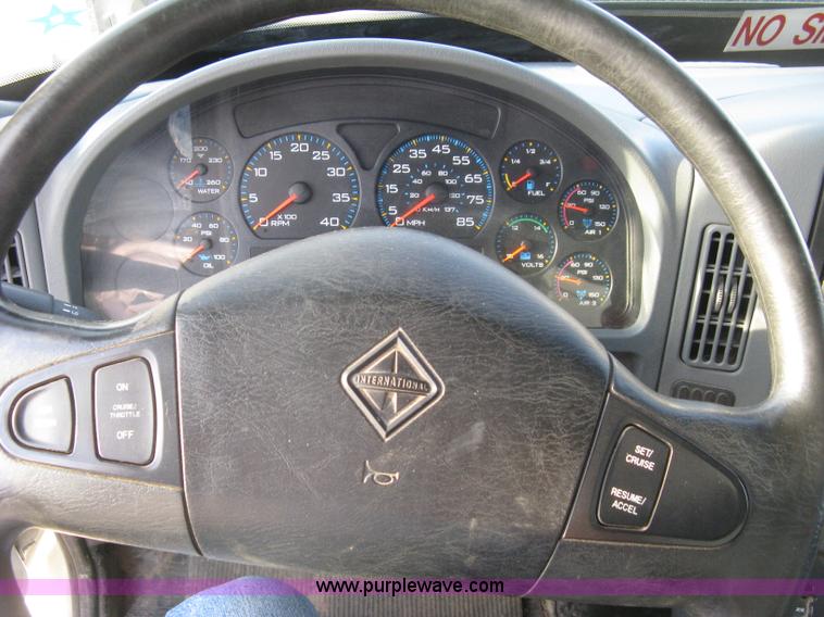 image for item E7940 2004 International 7400 dump truck