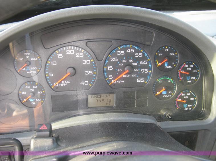 image for item E7940 2004 International 7400 dump truck