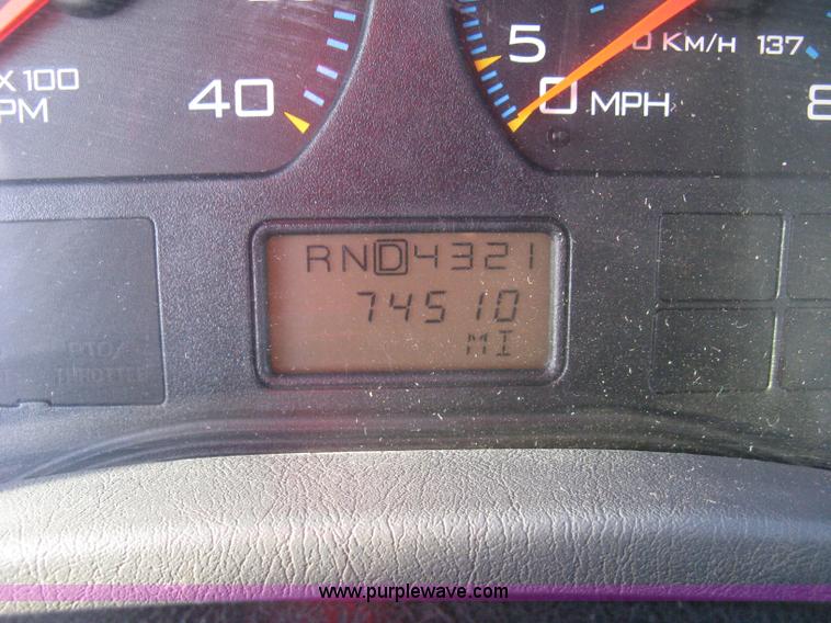 image for item E7940 2004 International 7400 dump truck