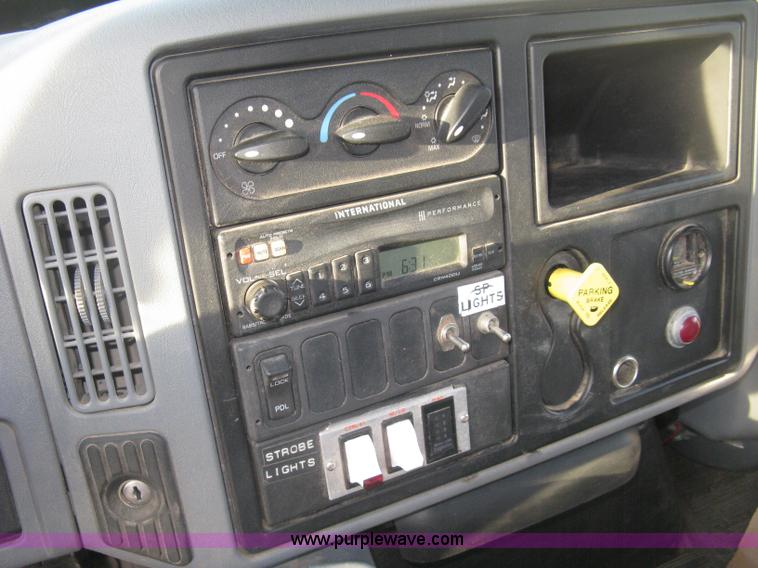 image for item E7940 2004 International 7400 dump truck