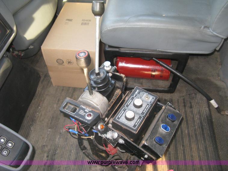 image for item E7940 2004 International 7400 dump truck