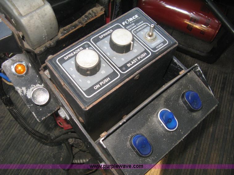 image for item E7940 2004 International 7400 dump truck