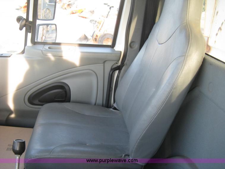 image for item E7940 2004 International 7400 dump truck