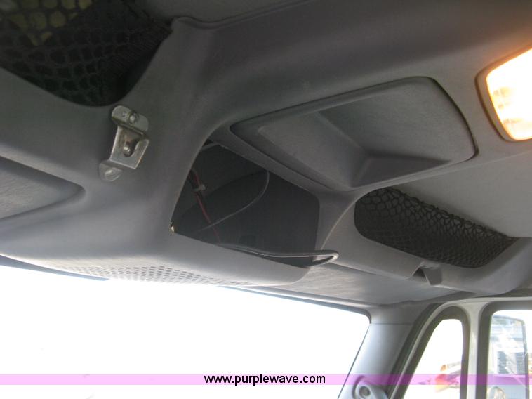 image for item E7940 2004 International 7400 dump truck