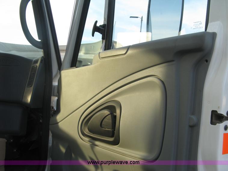 image for item E7940 2004 International 7400 dump truck