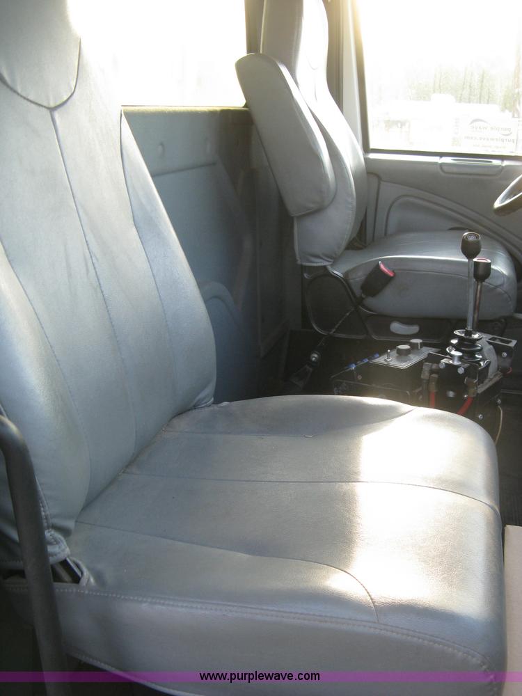 image for item E7940 2004 International 7400 dump truck