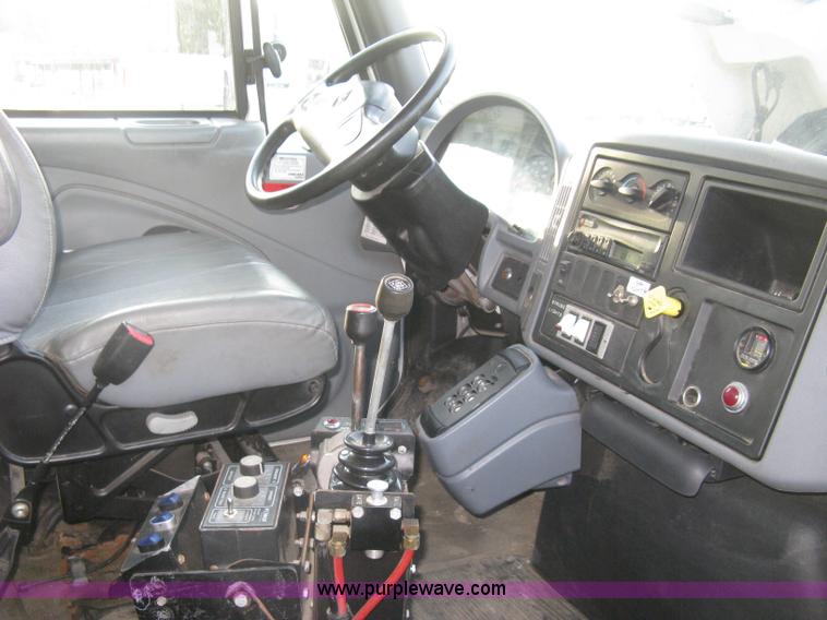 image for item E7940 2004 International 7400 dump truck