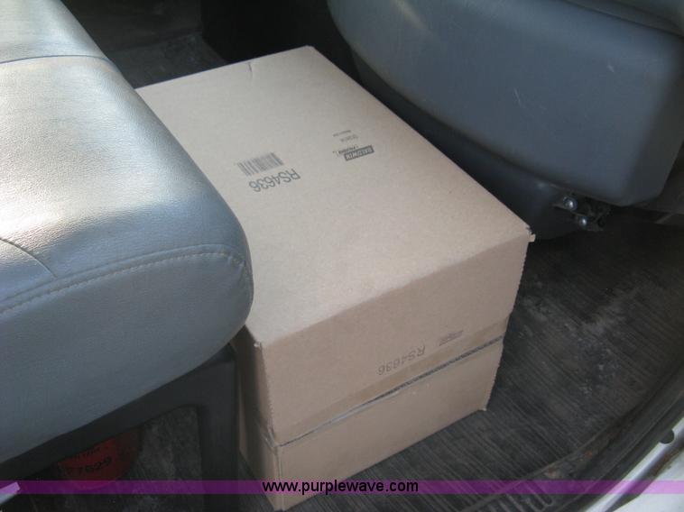 image for item E7940 2004 International 7400 dump truck