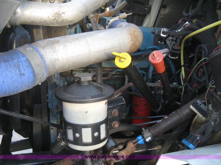 image for item E7940 2004 International 7400 dump truck