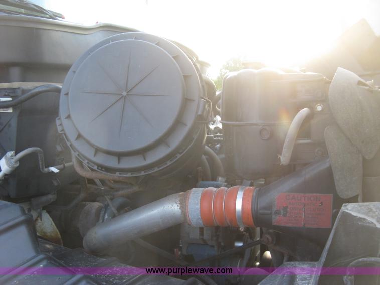 image for item E7940 2004 International 7400 dump truck