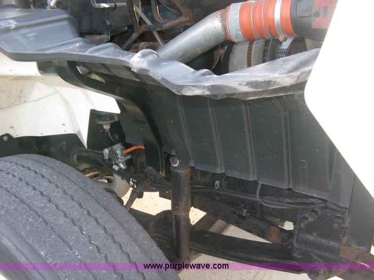 image for item E7940 2004 International 7400 dump truck