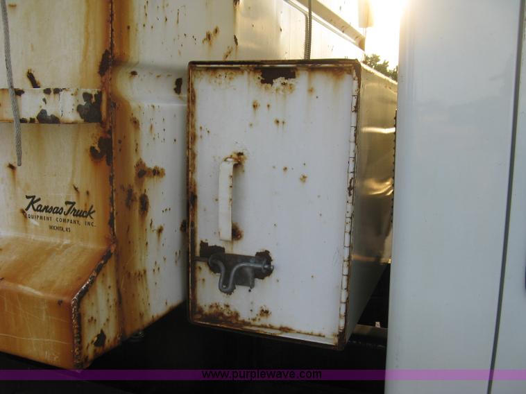 image for item E7940 2004 International 7400 dump truck