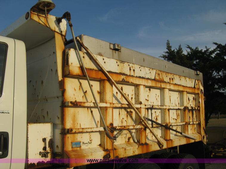 image for item E7940 2004 International 7400 dump truck