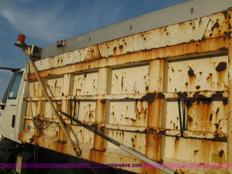 image for item E7940 2004 International 7400 dump truck