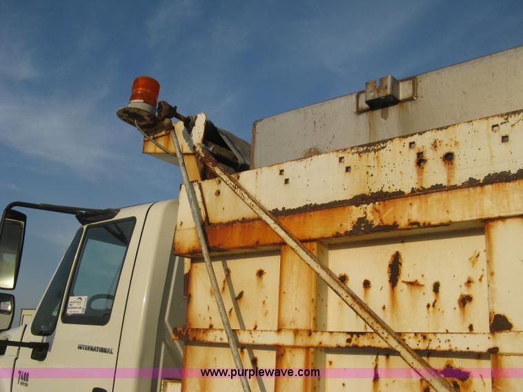 image for item E7940 2004 International 7400 dump truck
