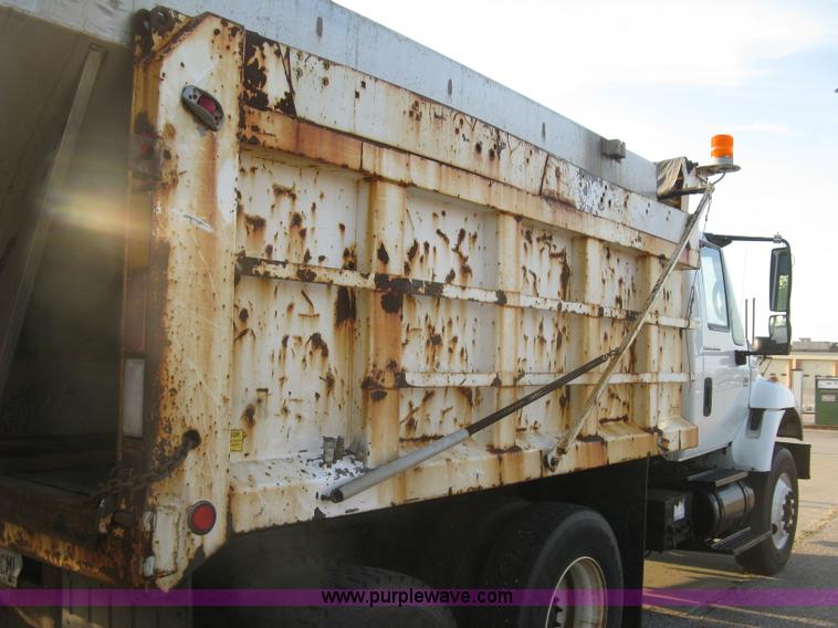 image for item E7940 2004 International 7400 dump truck