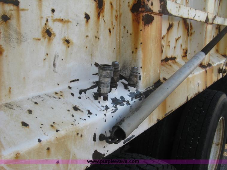 image for item E7940 2004 International 7400 dump truck