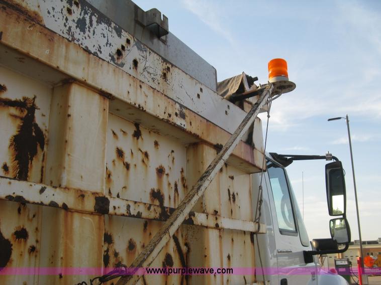 image for item E7940 2004 International 7400 dump truck