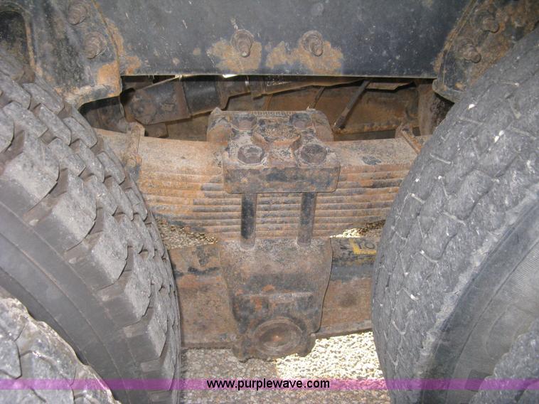 image for item E7940 2004 International 7400 dump truck