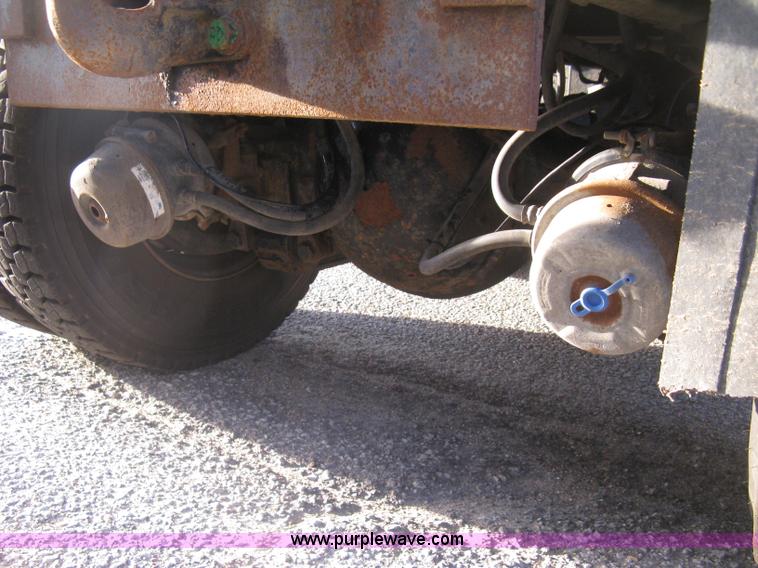 image for item E7940 2004 International 7400 dump truck