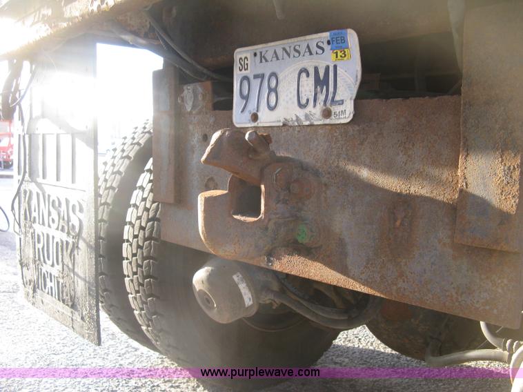 image for item E7940 2004 International 7400 dump truck