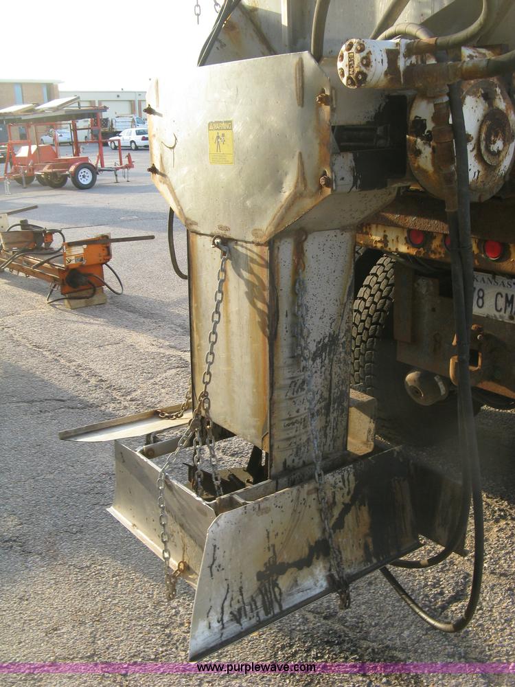 image for item E7940 2004 International 7400 dump truck