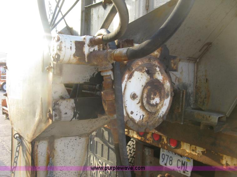 image for item E7940 2004 International 7400 dump truck