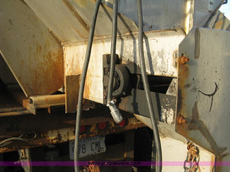 image for item E7940 2004 International 7400 dump truck