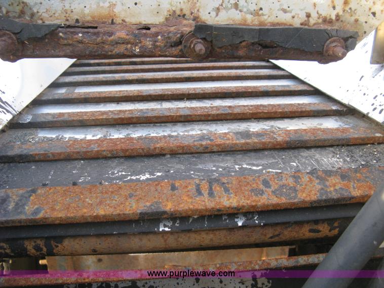 image for item E7940 2004 International 7400 dump truck