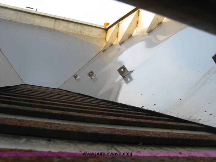 image for item E7940 2004 International 7400 dump truck