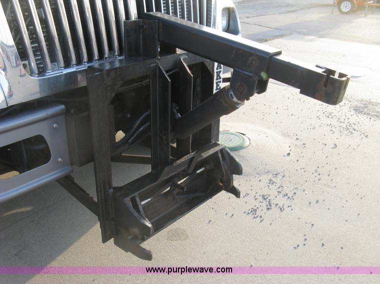 image for item E7940 2004 International 7400 dump truck