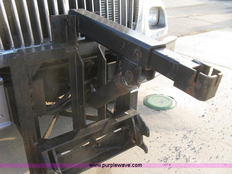 image for item E7940 2004 International 7400 dump truck