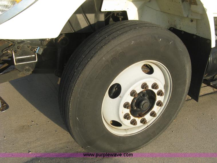 image for item E7940 2004 International 7400 dump truck