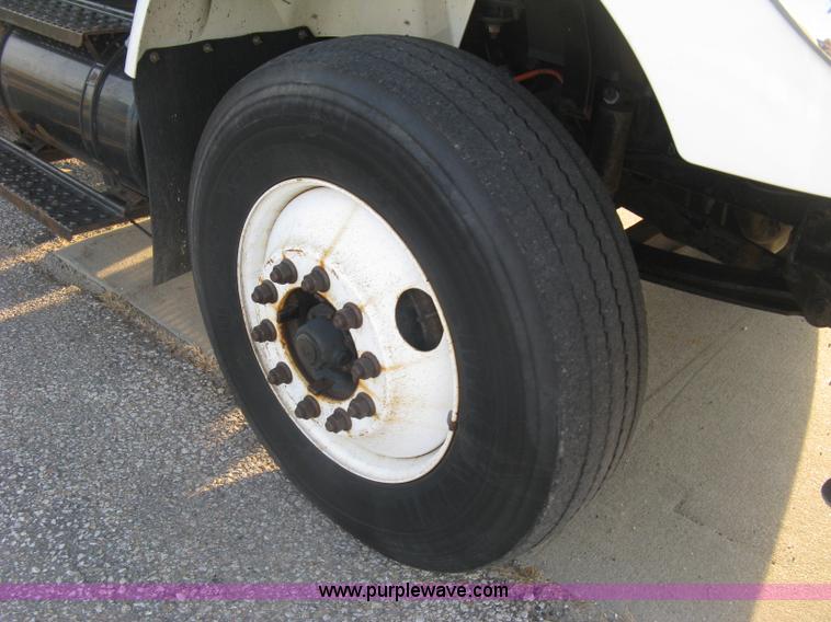 image for item E7940 2004 International 7400 dump truck