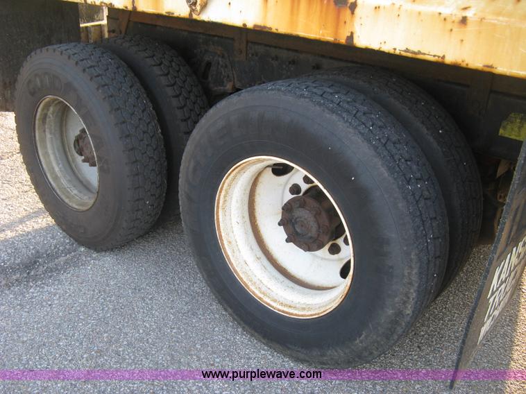 image for item E7940 2004 International 7400 dump truck