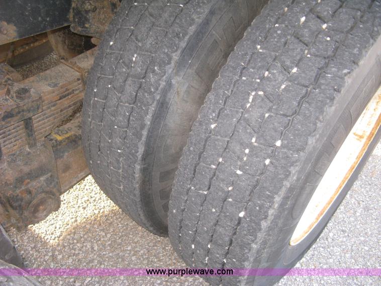 image for item E7940 2004 International 7400 dump truck