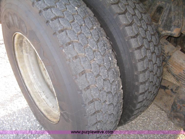 image for item E7940 2004 International 7400 dump truck