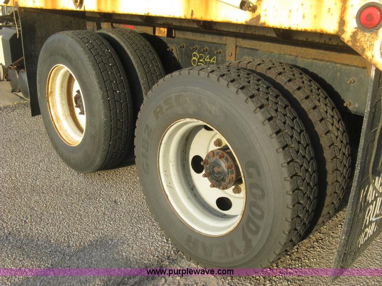 image for item E7940 2004 International 7400 dump truck