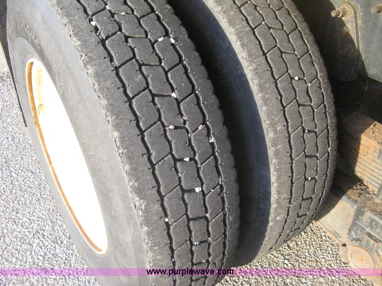 image for item E7940 2004 International 7400 dump truck