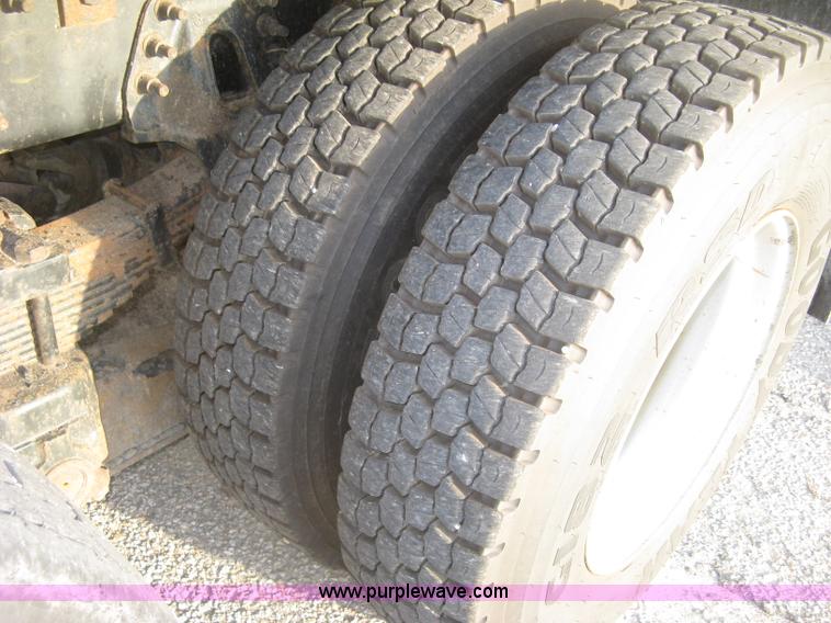 image for item E7940 2004 International 7400 dump truck