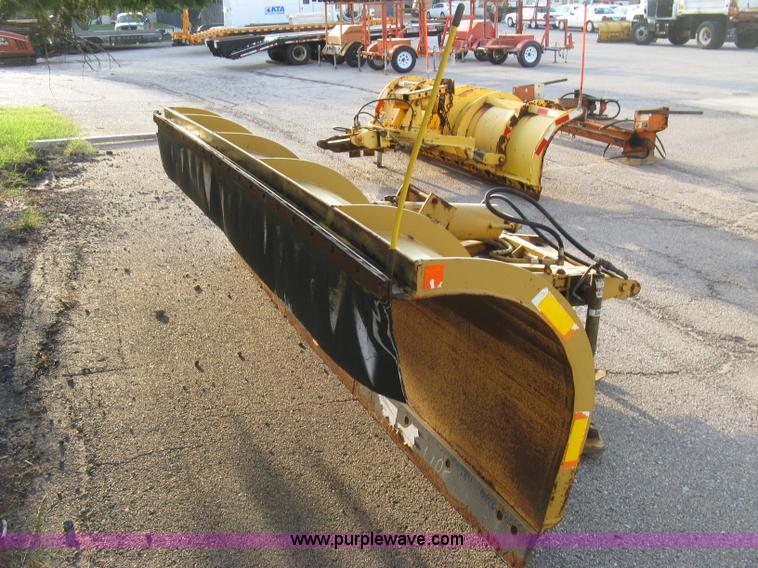 image for item E7940 2004 International 7400 dump truck